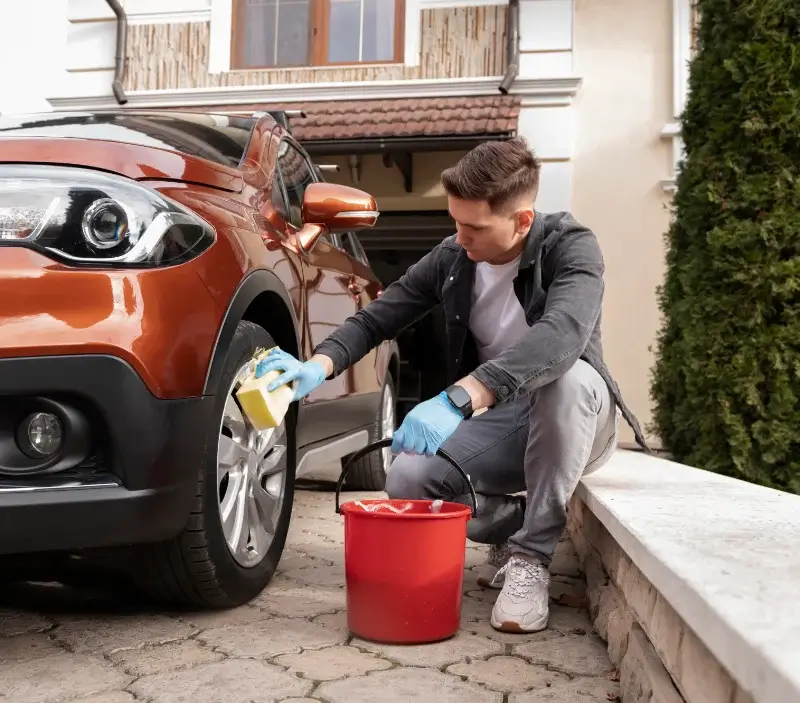 Lavage auto à domicile Trans-en-Provence : professionnel intervenant sur un véhicule